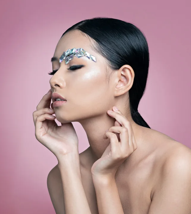 Maquillaje artístico con cristales sobre la ceja